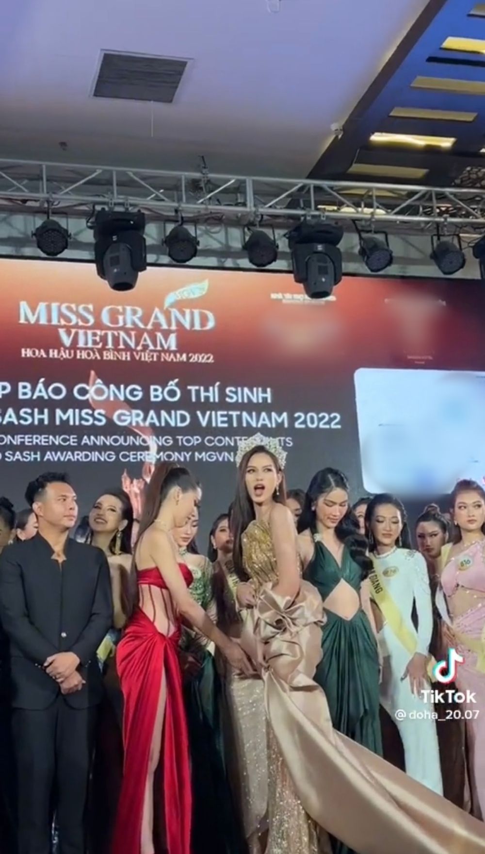 Hoa hậu Đỗ Thị Hà "5 lần 7 lượt" gặp sự cố trên thảm đỏ-5