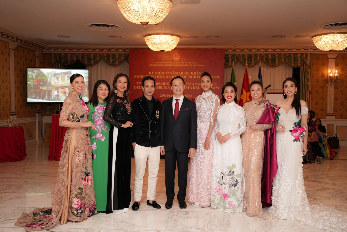 Hoa hậu H'Hen Niê diện áo dài đính hoa dự lễ ở Đại sứ quán Việt Nam tại Italia-5