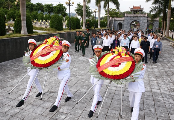 Đoàn đại biểu Việt Nam – Lào dâng hương hoa tưởng niệm các Anh hùng liệt sĩ-4