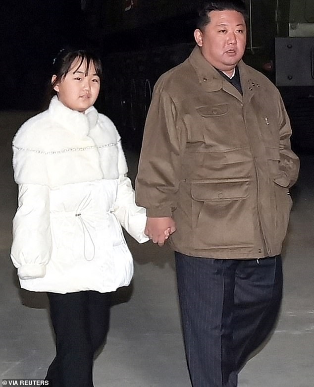 Ông Kim Jong-un đưa vợ con đi xem phóng tên lửa đạn đạo xuyên lục địa-5