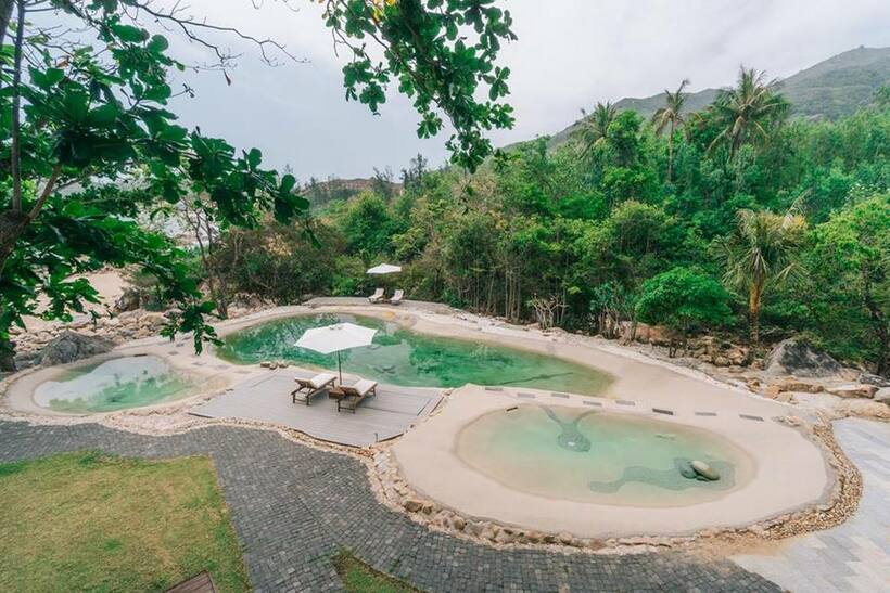 Resort được mệnh danh là “hòn ngọc bí ẩn” của Quy Nhơn, đặc biệt có bể bơi nước mặn lớn nhất Việt Nam-9
