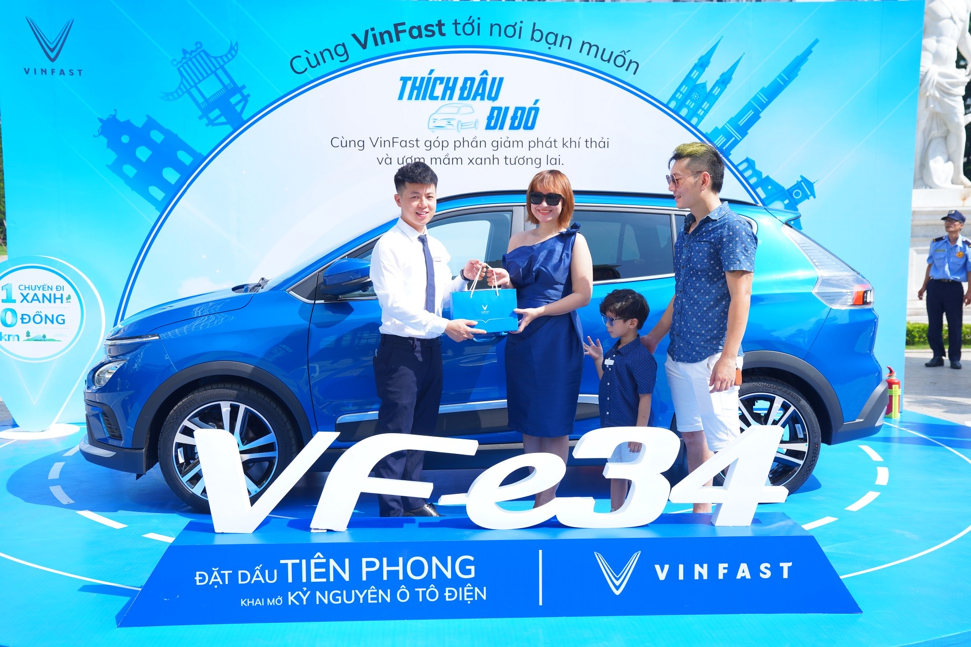 Đến Vincom chơi, được VinFast VF e34 đưa về nhà miễn phí-1