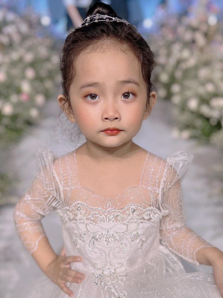 Con gái 4 tuổi của Khánh Thi - Phan Hiển ngày càng điệu đà-6