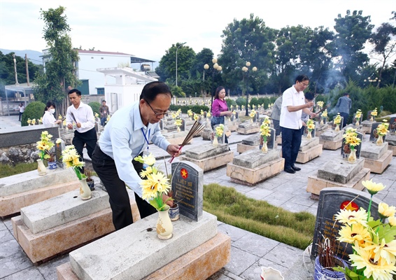 Đoàn đại biểu Việt Nam – Lào dâng hương hoa tưởng niệm các Anh hùng liệt sĩ-6