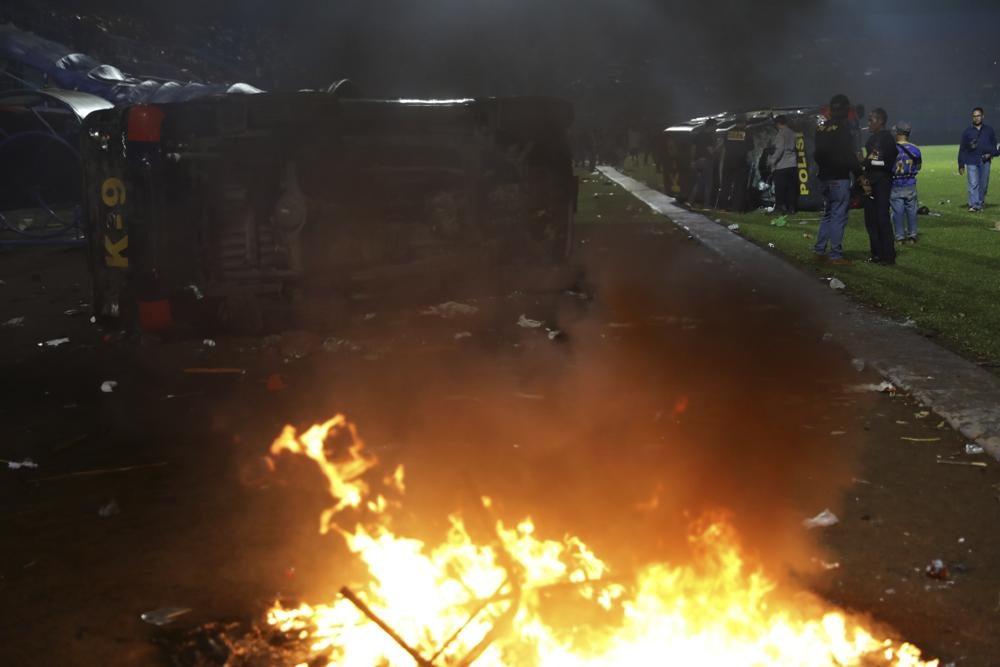 129 người chết trong bạo loạn tại trận đấu bóng đá ở Indonesia-4