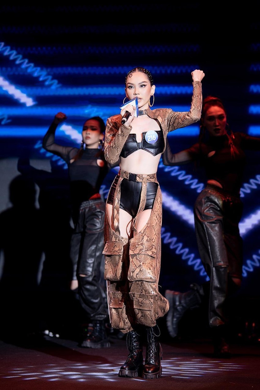 Hoa hậu Mai Phương lần đầu đội vương miện hát trên sân khấu-7