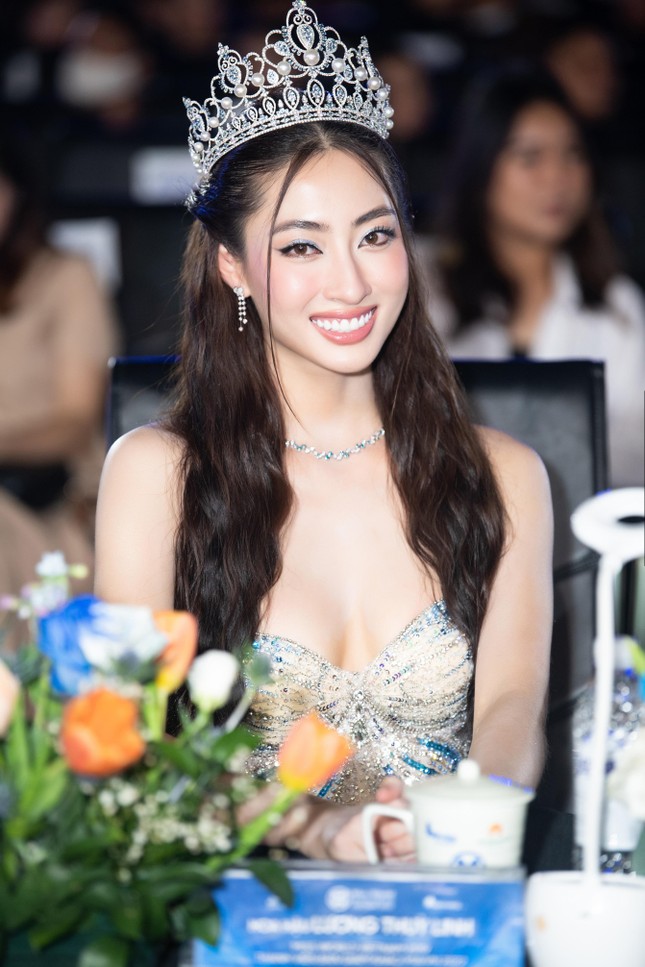 Minh Hằng tái xuất gợi cảm sau đám cưới, hội ngộ chủ tịch Miss World Vietnam trên ghế nóng-5