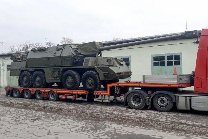 Ukraine nhận thêm trực thăng, pháo tự hành từ các đồng minh phương Tây-1