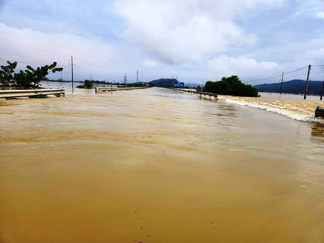 Hà Tĩnh: Quốc lộ 1A bị ngập cục bộ, cấm các phương tiện giao thông qua lại-1