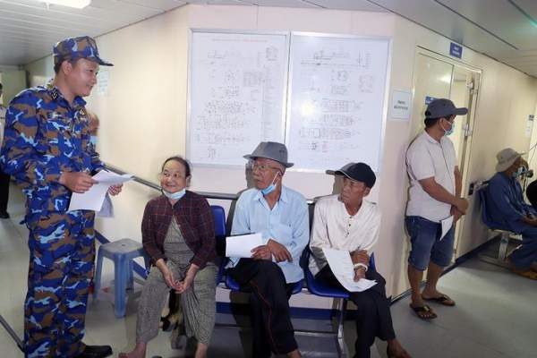 Tàu bệnh viện của Hải quân Việt Nam khám bệnh cho người dân Phú Yên-4