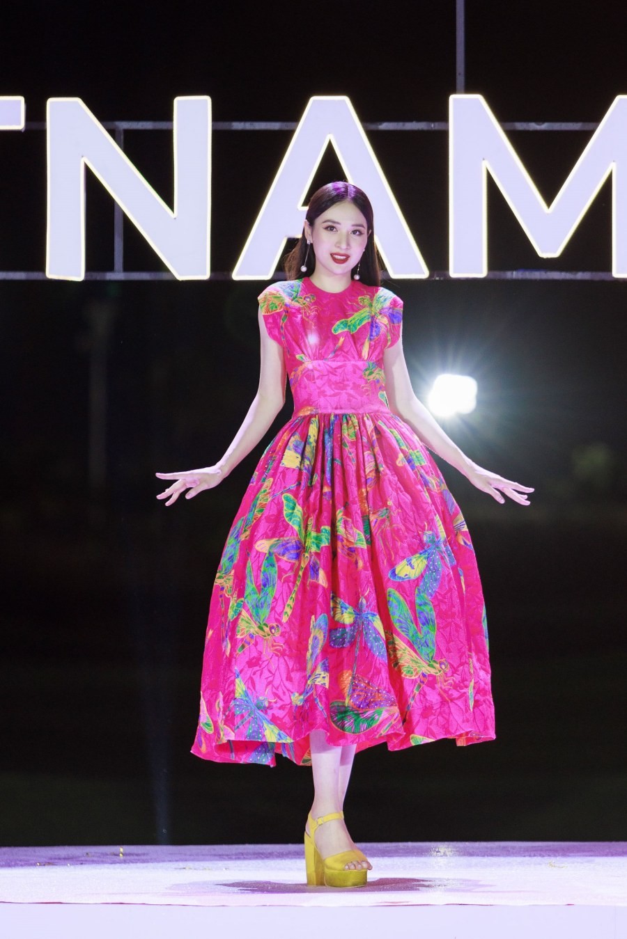Top 38 thí sinh Miss World Vietnam trình diễn thời trang dưới mưa-14