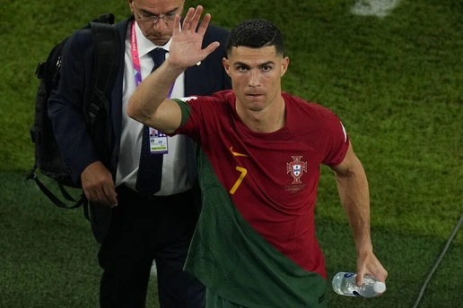 Ronaldo bỏ họp báo giữa chừng khi bị hỏi về Man Utd-cover-img