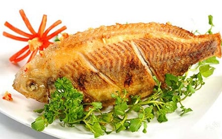 Rán cá chỉ bỏ mỗi dầu ăn là dại: Thả thêm thứ này cá vàng ươm thơm ngon không vỡ nát-1
