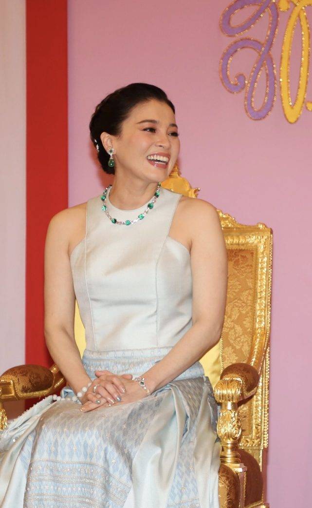 Chỉ cần một bộ váy nhã nhặn và áo choàng đơn giản, hoàng hậu Suthida (Thái Lan) đã thể hiện sự quý phái sang trong tột bậc, chiếm trọn tình cảm của người nhìn-5