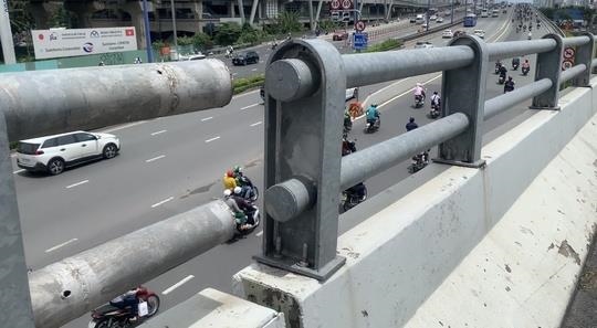 TP.HCM cấm tất cả phương tiện qua cầu vượt Nguyễn Hữu Cảnh-2
