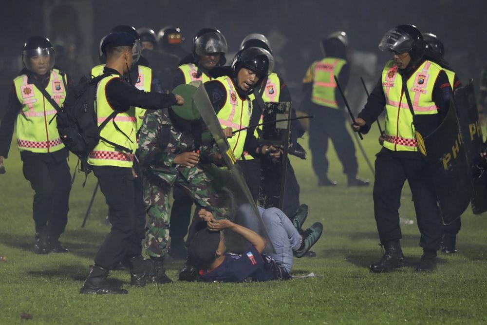 129 người chết trong bạo loạn tại trận đấu bóng đá ở Indonesia-3