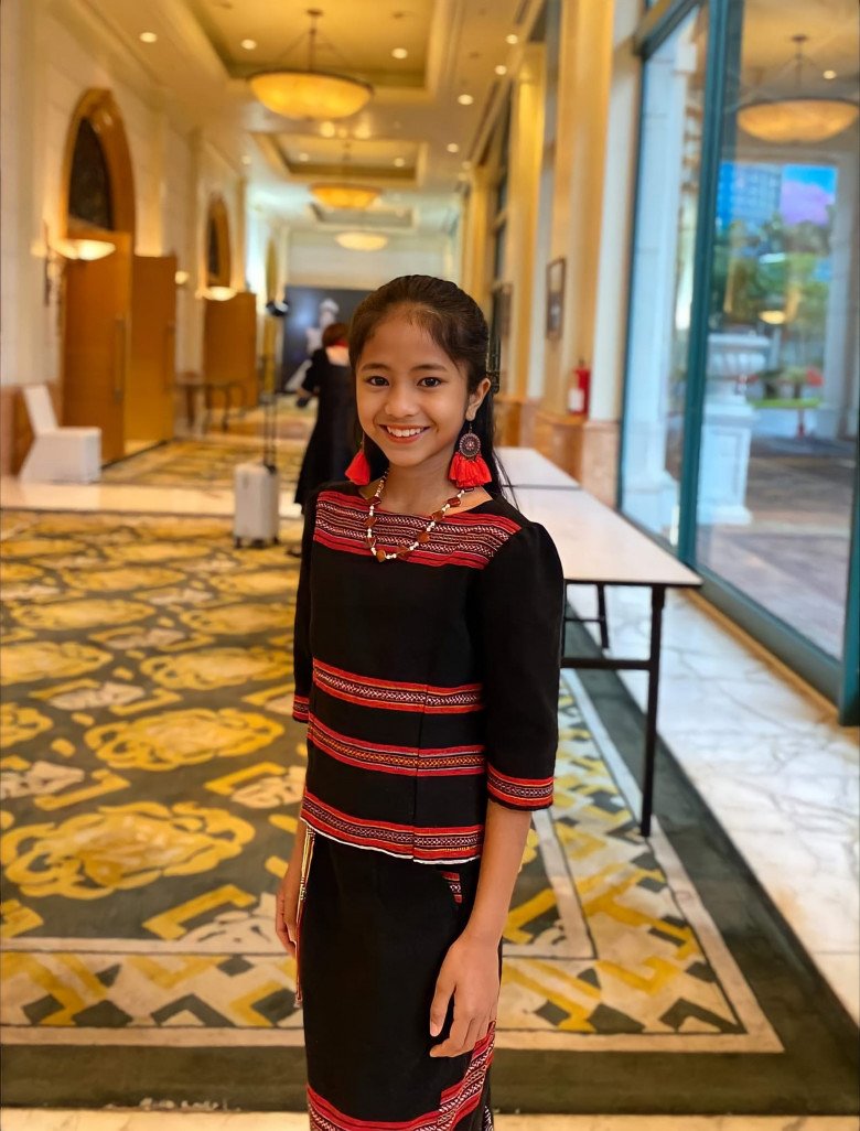 Bé gái dân tộc đạt top 5 Hoa hậu nhí: Xách túi ni lông lên Hà Nội đi thi, được kỳ vọng tiếp bước H'Hen Niê-11