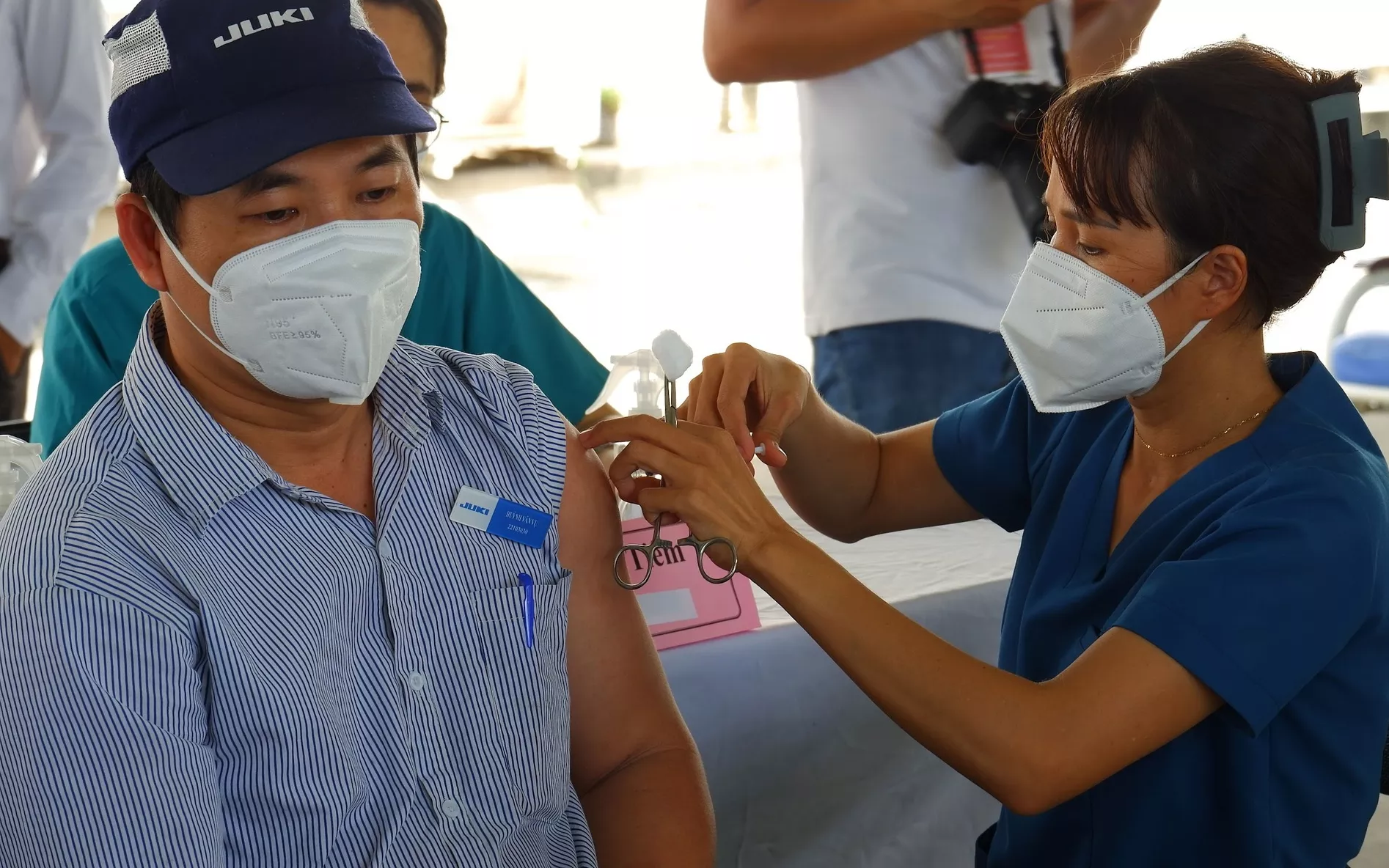 Thứ trưởng Bộ Y tế cùng hơn 200 người tiêm vaccine COVID-19 tại lễ phát động tiêm mũi 3 và 4-5