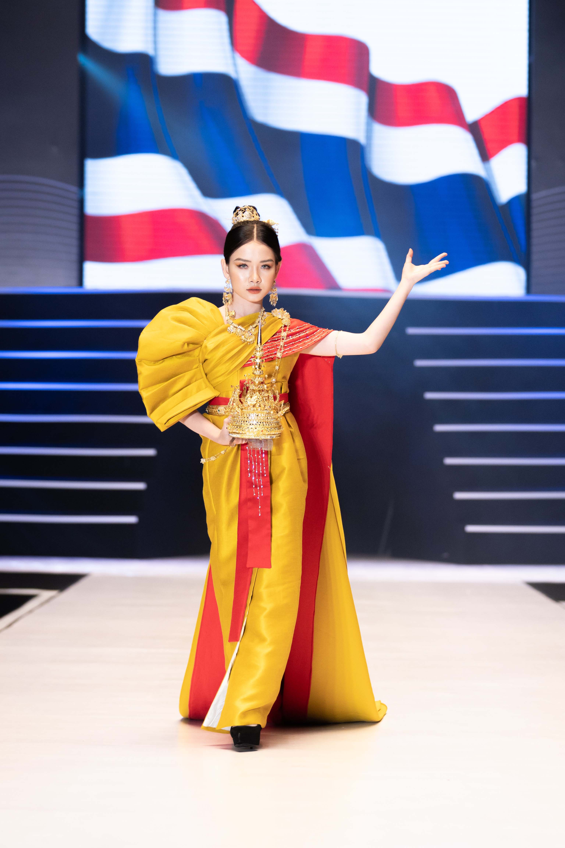 Mẫu nhí mở màn ấn tượng tại Đại hội Siêu mẫu nhí cùng trang phục lấy ý tưởng từ xứ sở chùa Vàng-3
