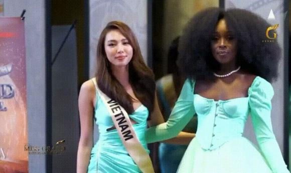 Kim Duyên mặc đồ 'tông - xuyệt - tông' với Hoa hậu tiền nhiệm, fan soi 'điềm' giống Thùy Tiên trước khi đăng quang-8