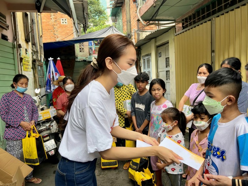 Hoa hậu Mai Phương miệt mài đi từ thiện sau đăng quang-3