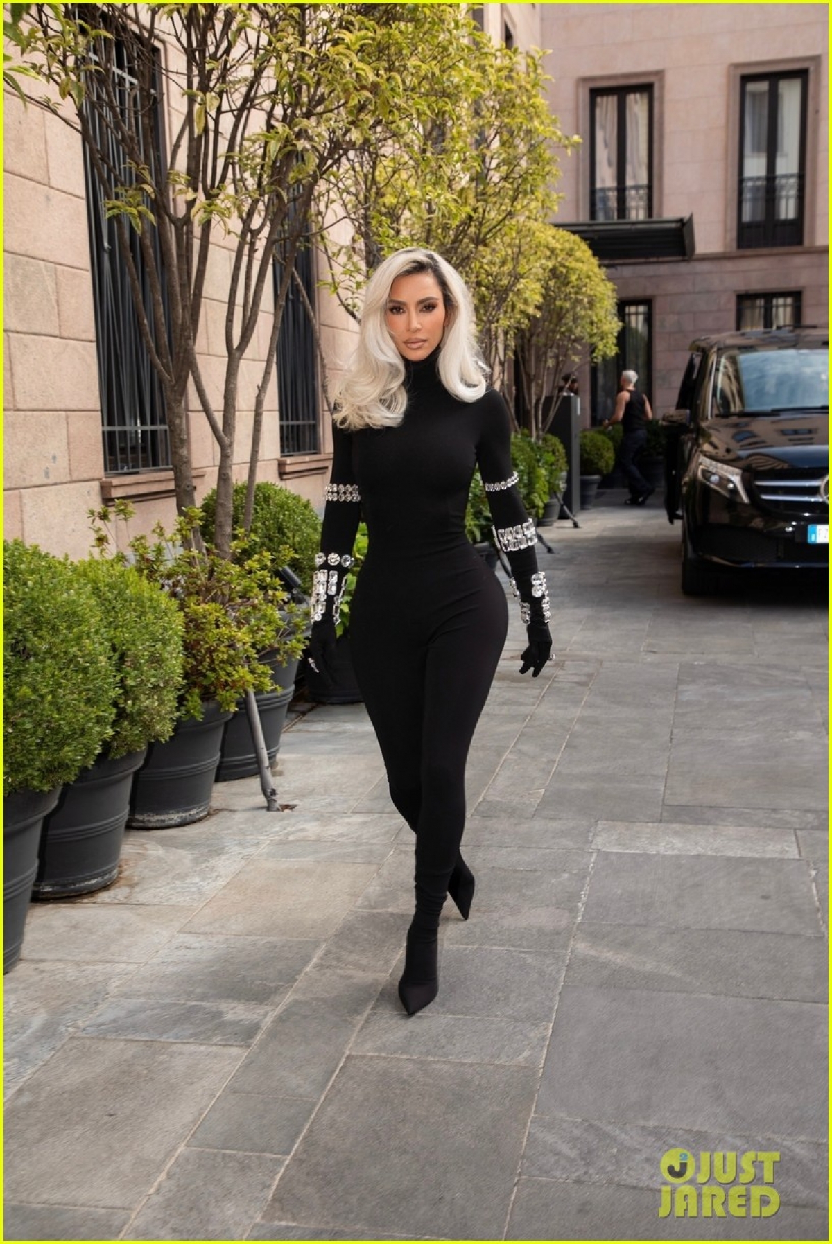 Kim Kardashian diện bodysuit khoe dáng "bốc lửa" trên phố-5