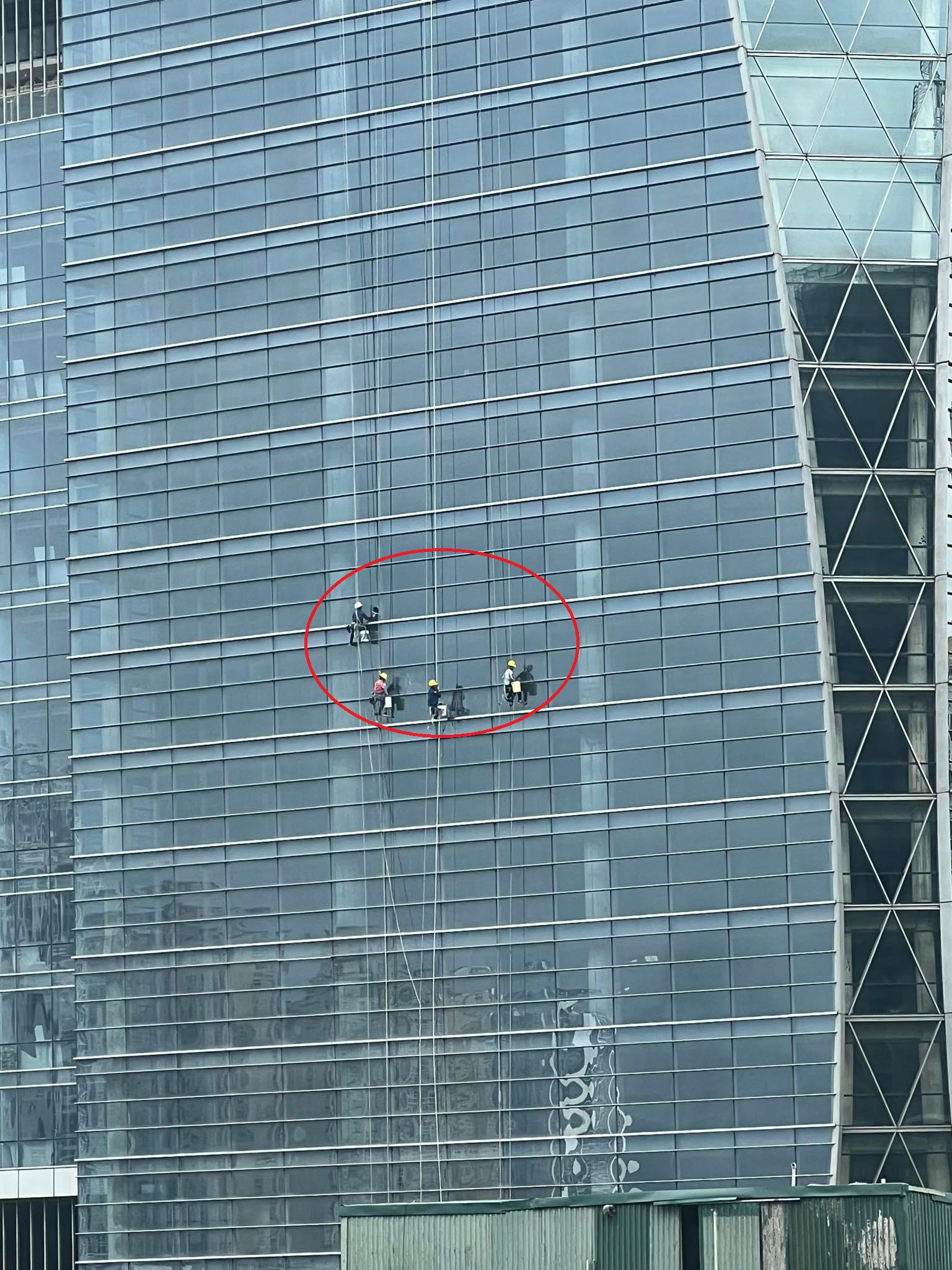 4 ‘người nhện’ đu đưa trên tòa nhà cao tầng ở Hà Nội khiến dân mạng 'rùng mình'-2
