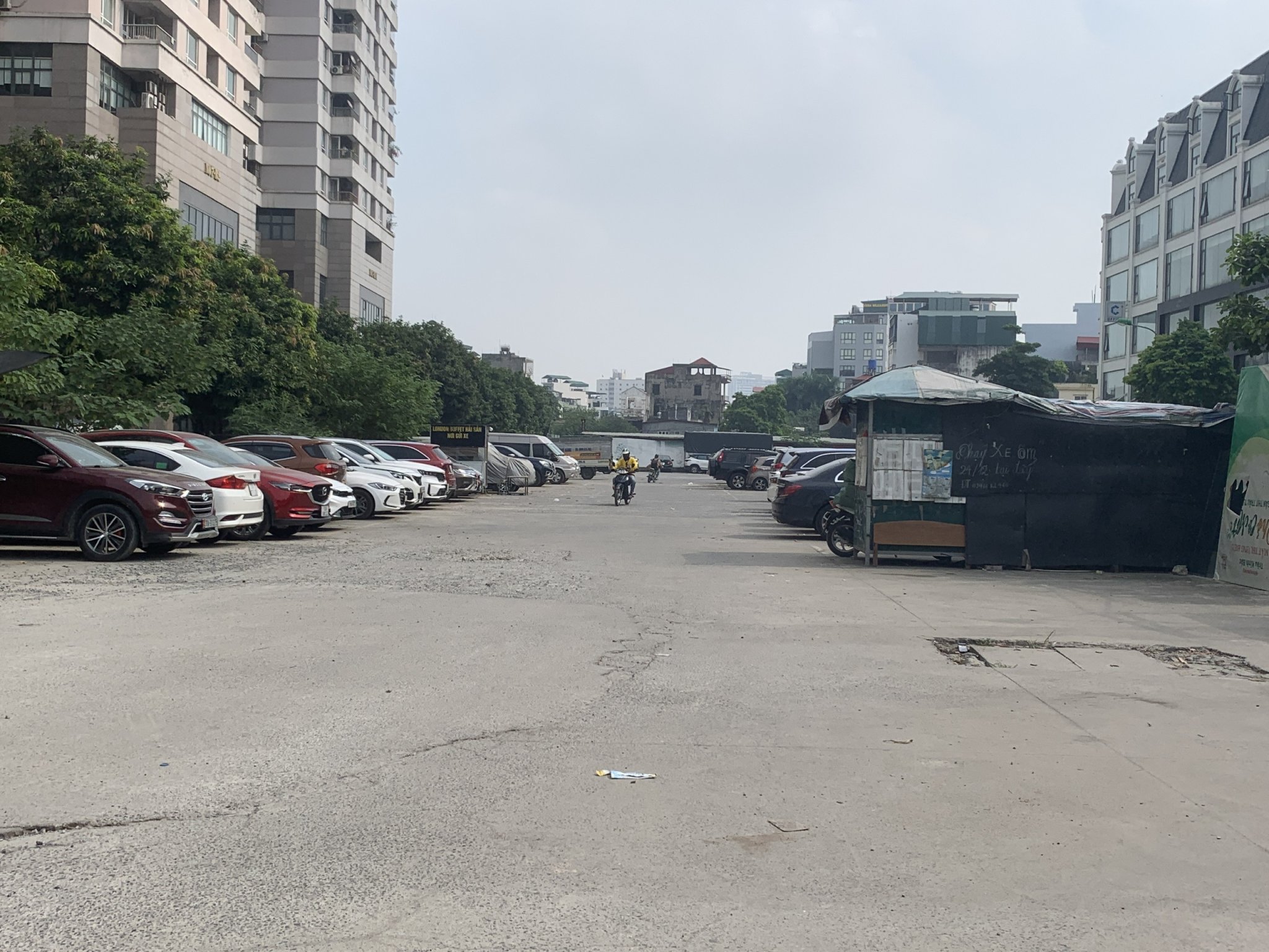 Quận Cầu Giấy: Cần sớm xử lý bãi xe không phép tại phường Dịch Vọng-3