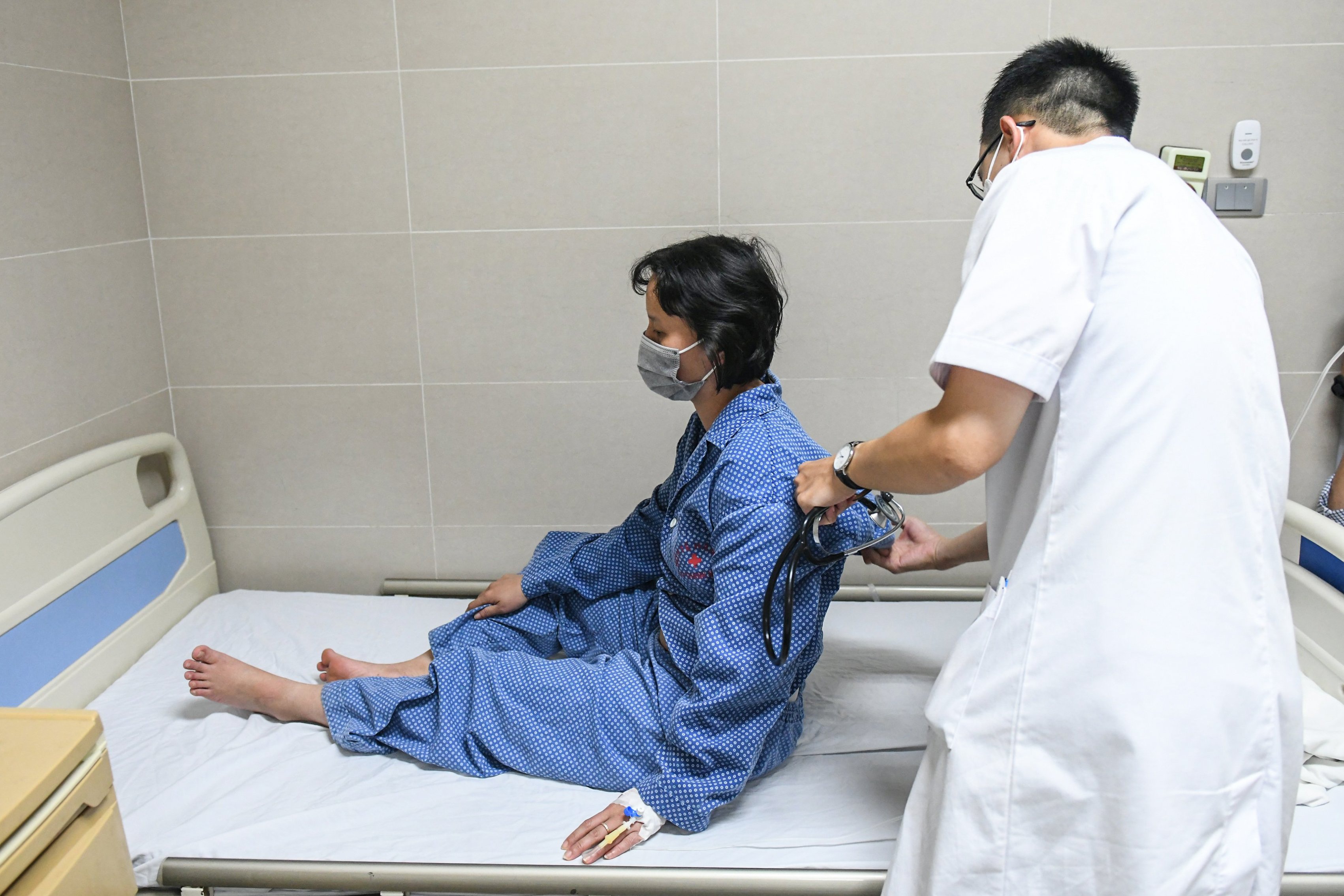 Sốt xuất huyết leo thang tại Hà Nội, có bệnh nhân viêm màng não, cô đặc máu-2