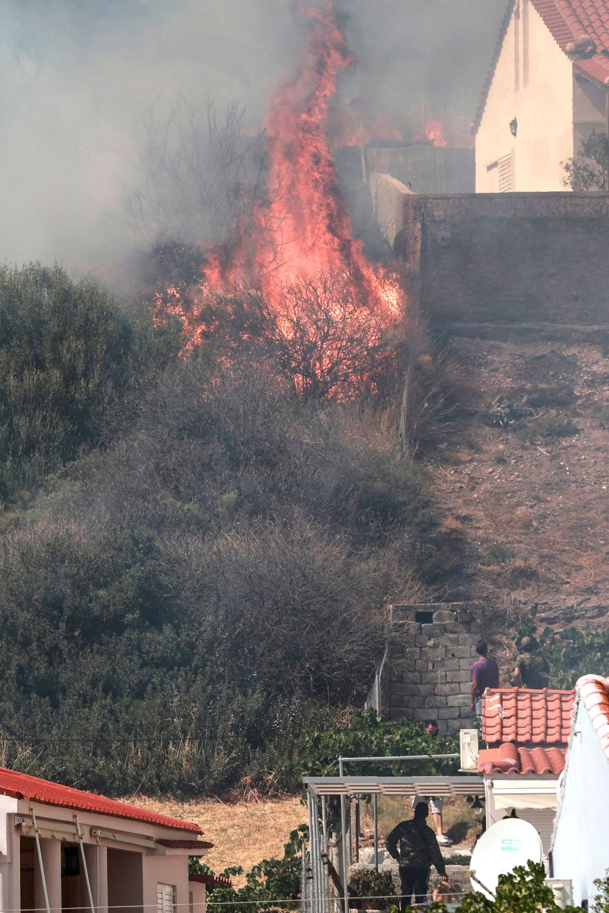 Khu du lịch ở Hy Lạp sơ tán khách vì cháy rừng-1