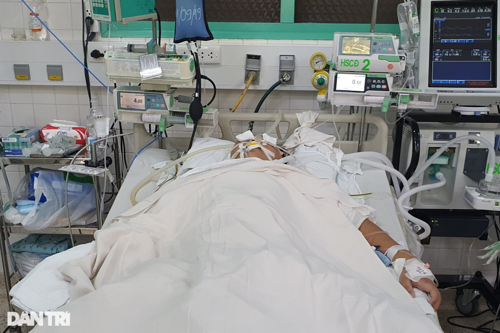 Người mẹ khóc ngất, vái lạy ngoài phòng ICU xin sự sống cho con trai u não-2