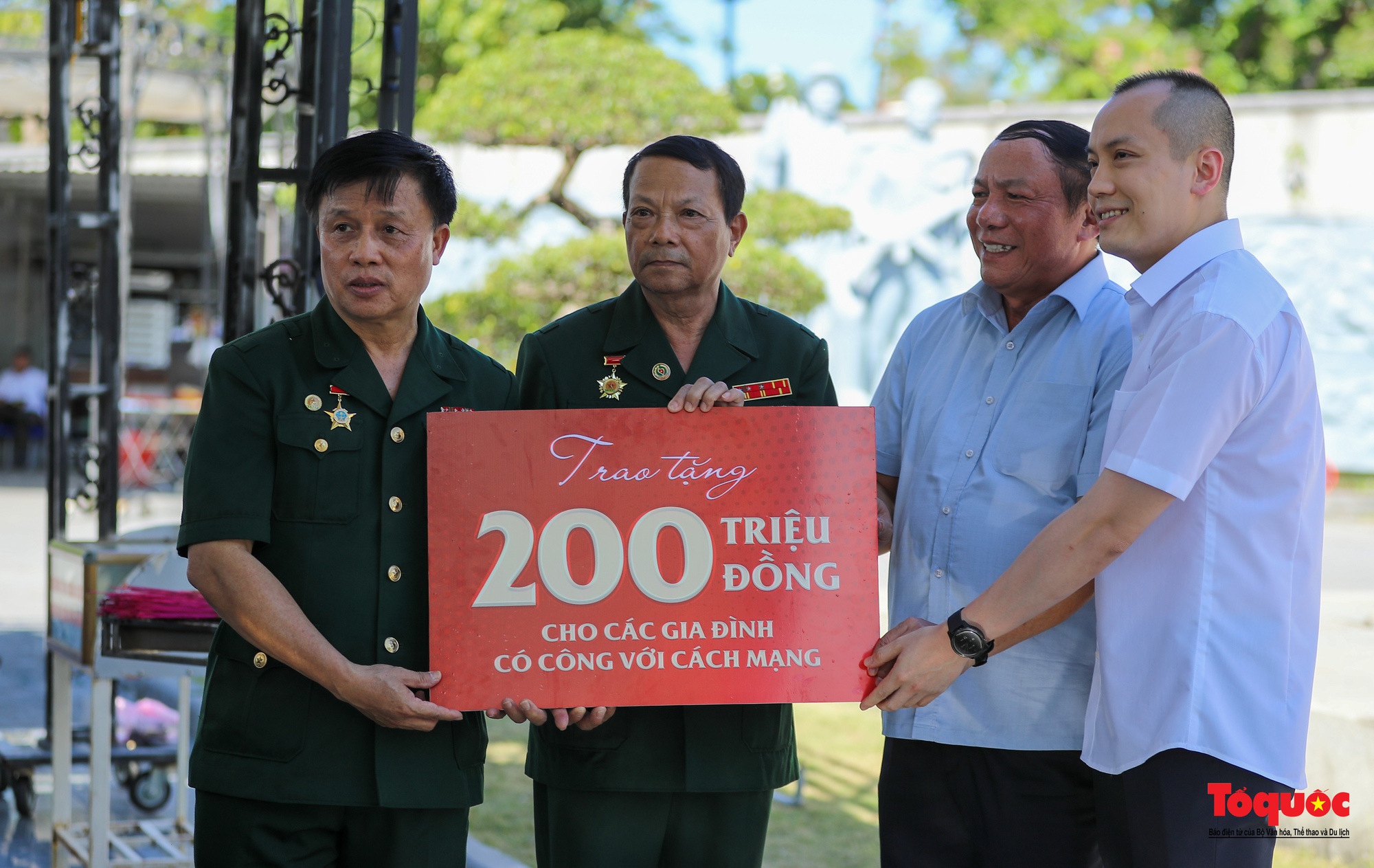 Bộ trưởng Bộ VHTTDL Nguyễn Văn Hùng dâng hương tri ân các liệt sỹ và tặng quà cho các cựu TNXP Quảng Trị-11