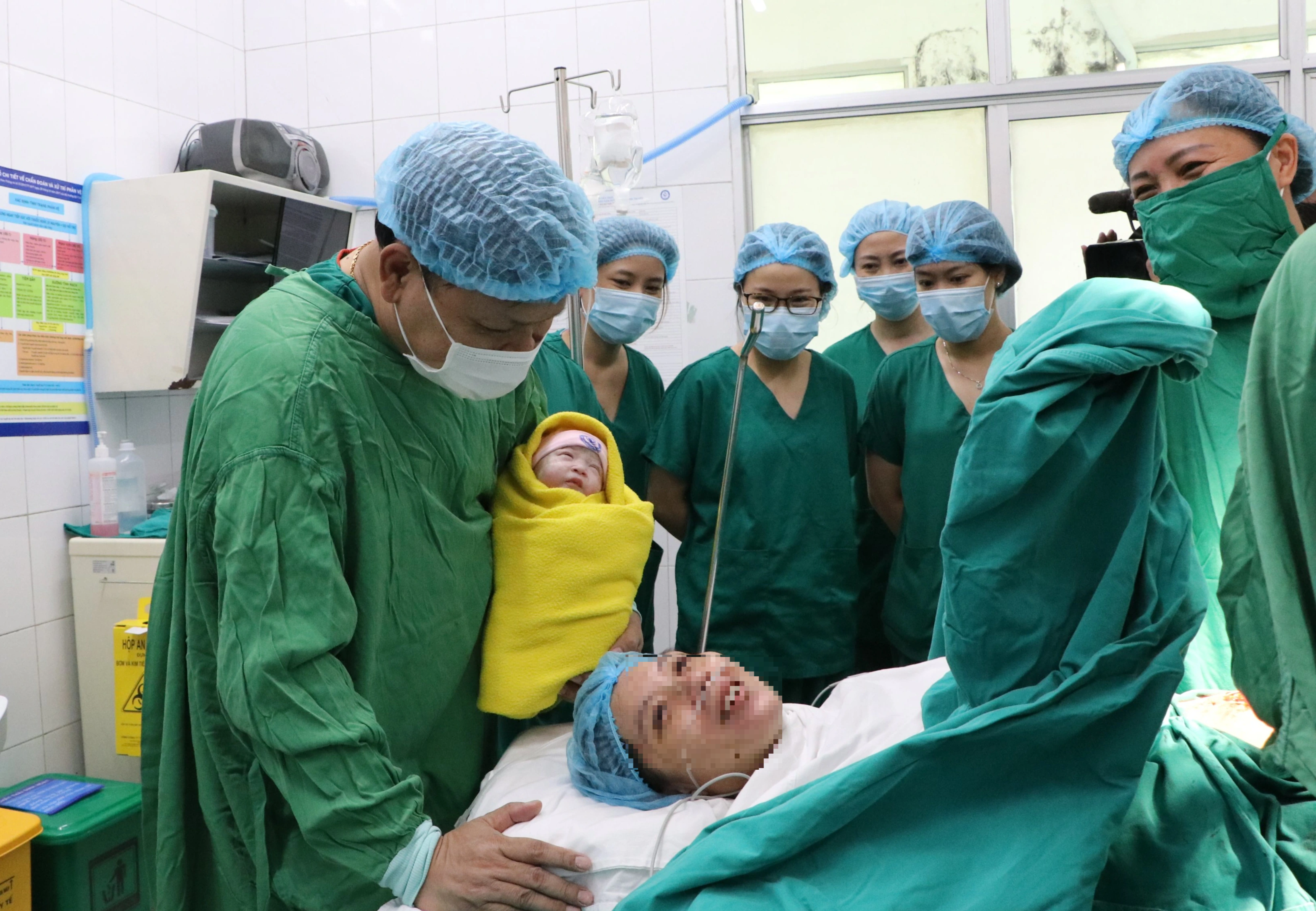 12 tuần nín thở: Thai phụ vỡ tử cung ở tuần 26, hiện đã "mẹ tròn con vuông"-1