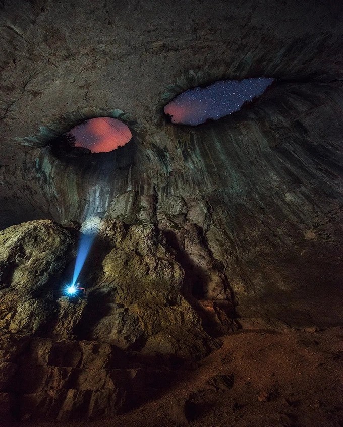 Độc lạ hang động có hình đôi mắt khổng lồ-2