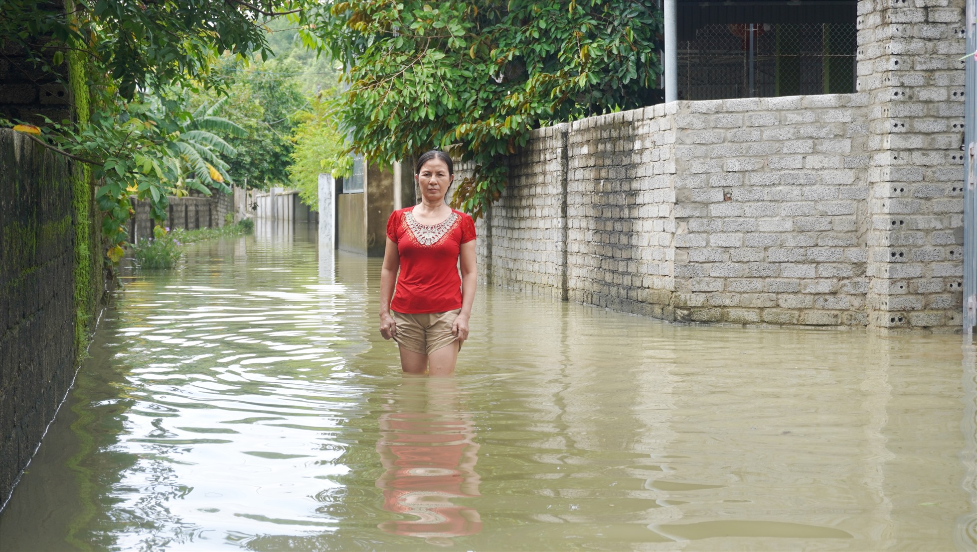 Nghệ An: Người dân trèo xe tải băng qua dòng nước lũ để về nhà-7