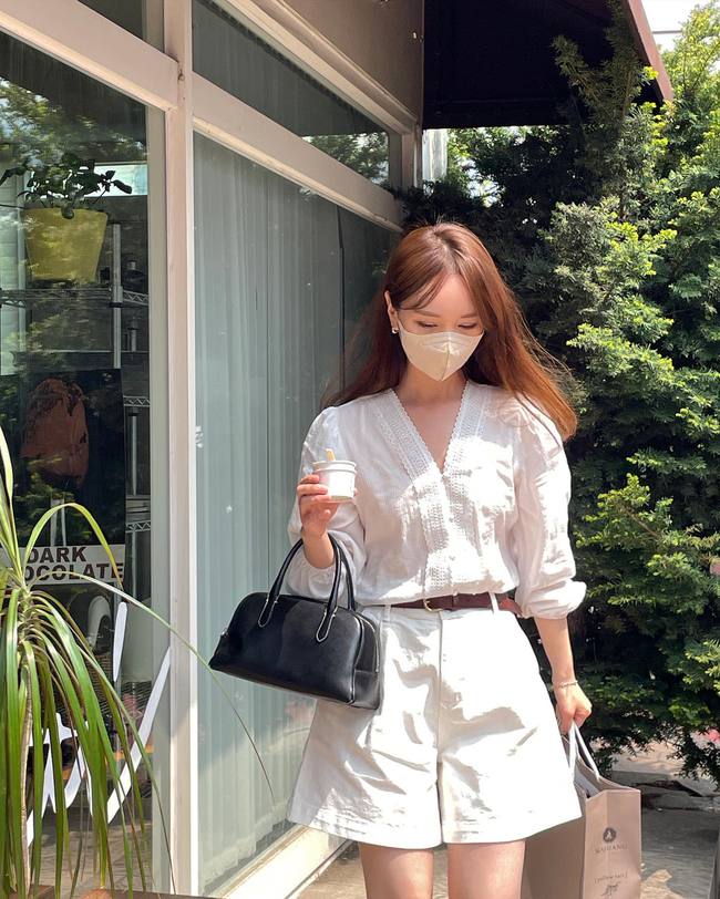 Quý cô Hàn Quốc chuyên diện trang phục màu trung tính nhưng không gây nhàm chán nhờ mix đồ thông minh-13