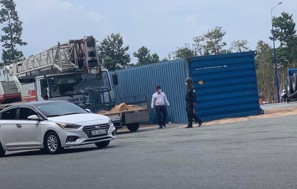 Lại xảy ra lật xe container ở vòng xoay KCN Mỹ Phước-2