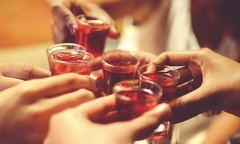 Ép rượu khiến bạn ngộ độc chết thảm, 6 người phải ra toà-cover-img