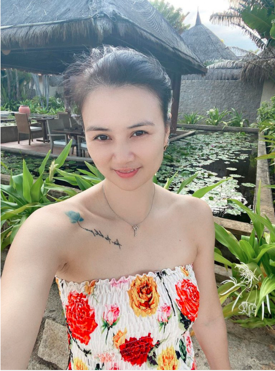 Hoa khôi bóng chuyền Kim Huệ 'thả dáng sexy' bên bể bơi-9