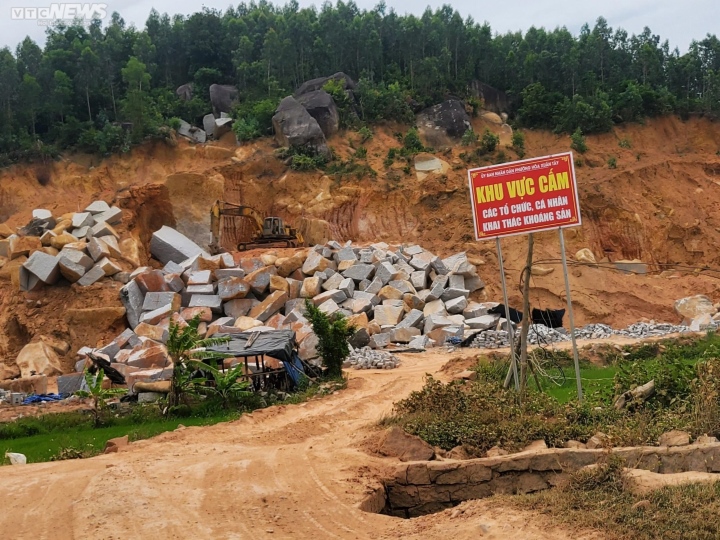 Phú Yên: Tạm giữ phương tiện và hàng chục nghìn viên đá chẻ tại thủ phủ đá lậu-2