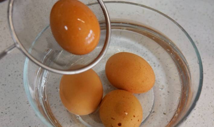 Đừng chỉ cho nước vào luộc trứng, hãy nhớ thêm 2 thứ và làm thêm 1 công đoạn thì lòng đỏ trứng mới mềm, vỏ trứng dễ bóc-3