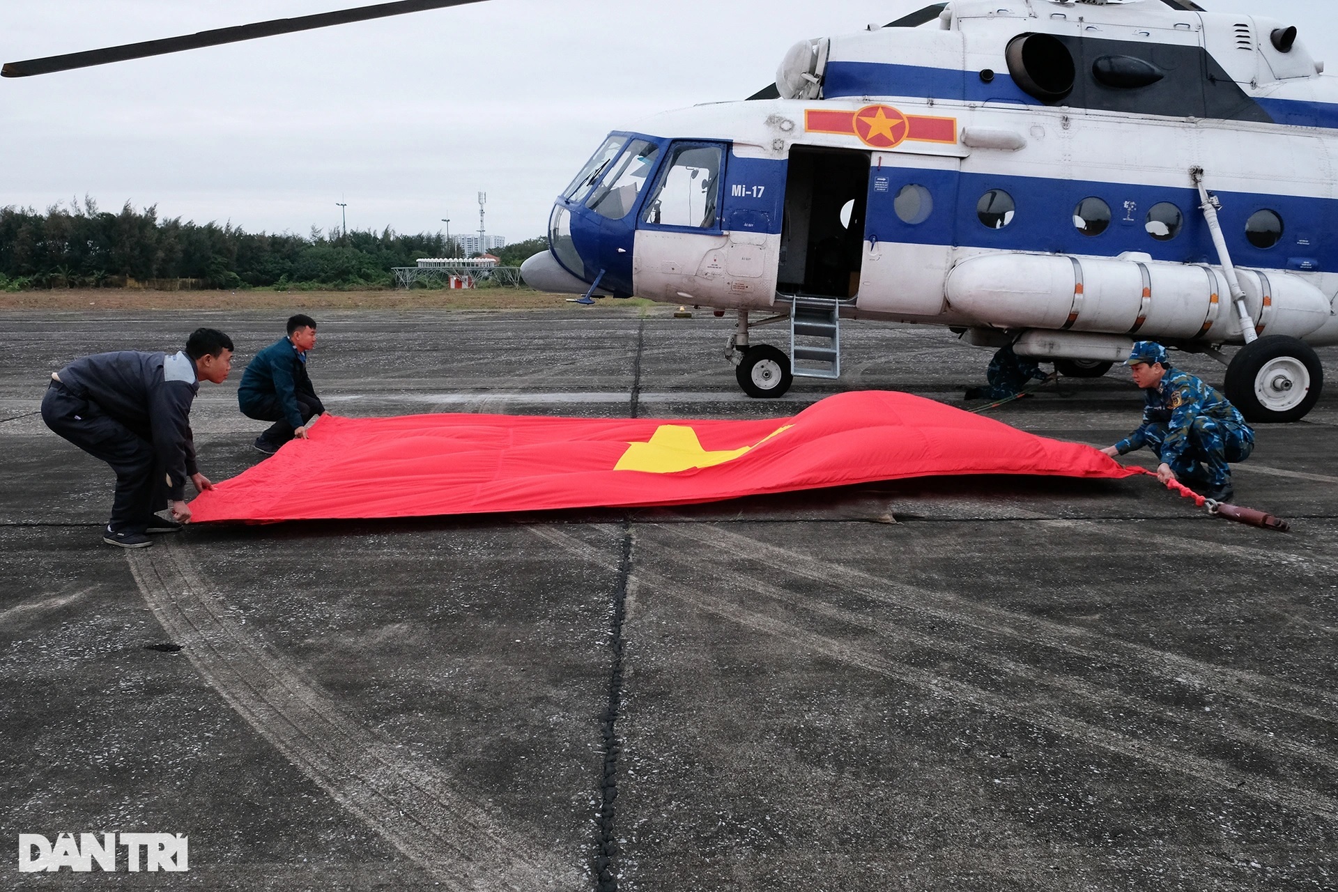 Những lá cờ được treo thế nào ở 6 trực thăng bay tại triển lãm quốc phòng?-3