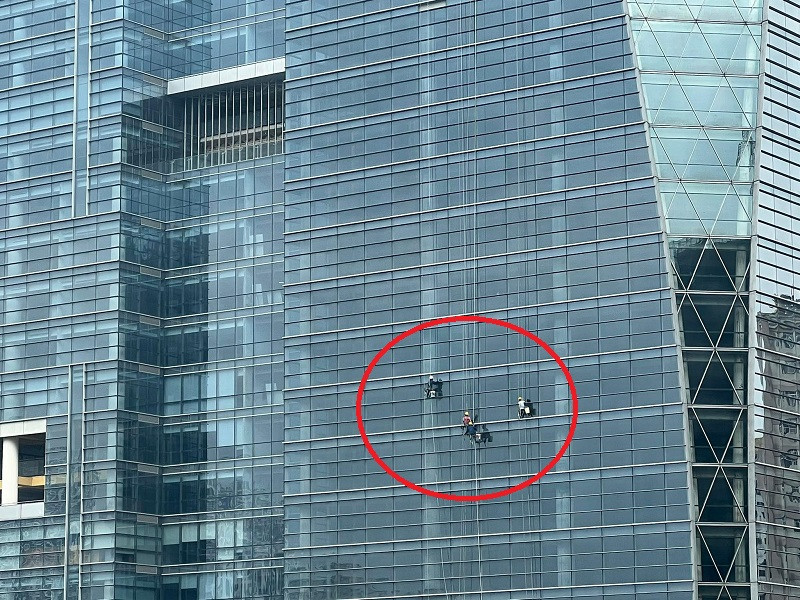 4 ‘người nhện’ đu đưa trên tòa nhà cao tầng ở Hà Nội khiến dân mạng 'rùng mình'-1