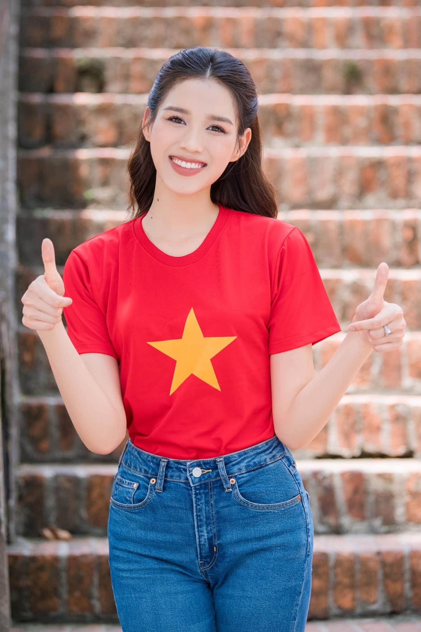 Đỗ Thị Hà, Mai Phương xinh đẹp mặc áo cờ đỏ sao vàng mừng ngày Quốc khánh-1