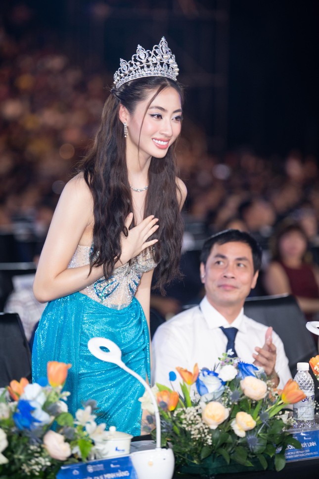 Minh Hằng tái xuất gợi cảm sau đám cưới, hội ngộ chủ tịch Miss World Vietnam trên ghế nóng-6