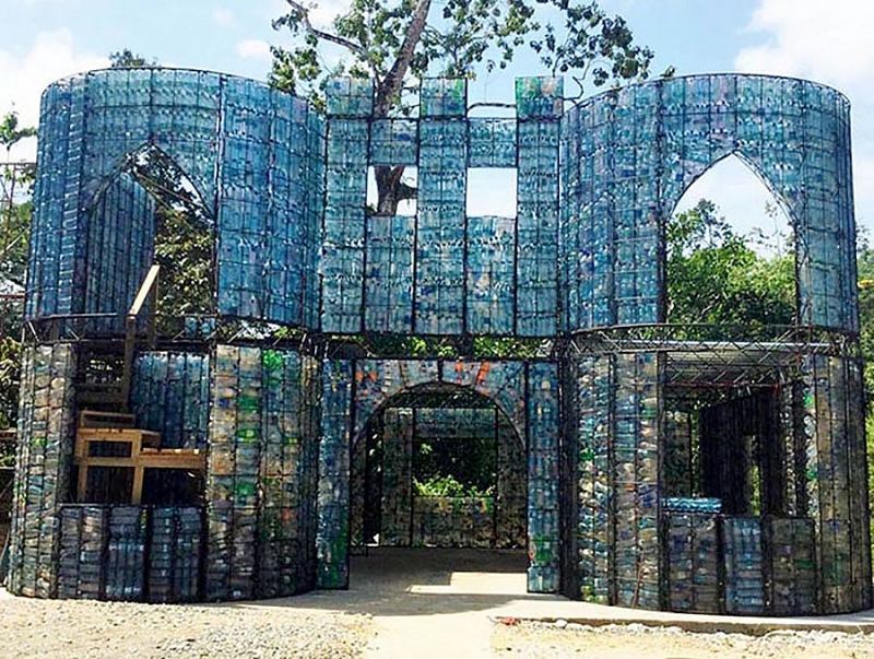 Người đàn ông xây cả ngôi làng bằng hàng triệu chai nhựa đã qua sử dụng-9