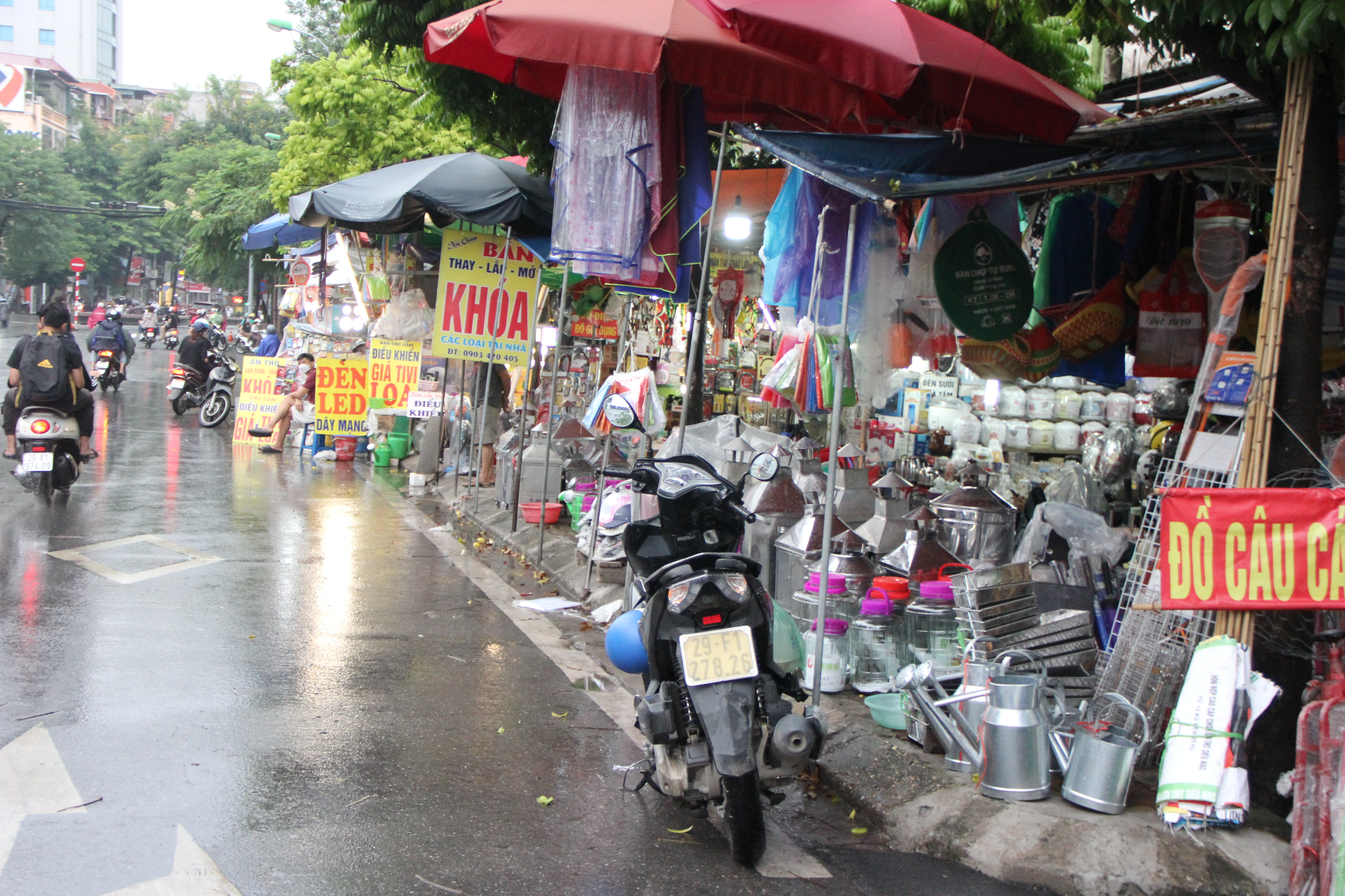 Hà Nội: Vỉa hè đường Hoàng Hoa Thám bị chiếm dụng để bày bán cây cảnh, gốm sứ-20