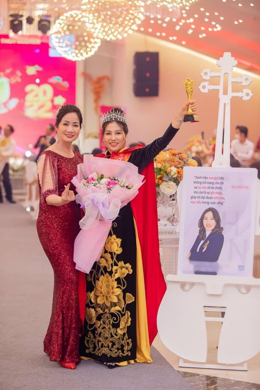 Mẹ Phạm Hương gây chú ý khi đăng quang Hoa hậu ở tuổi U60-4