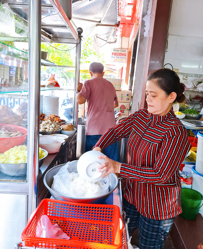 Quán bún rạm 'bán không ngơi tay' cả ngày ở Quy Nhơn-2