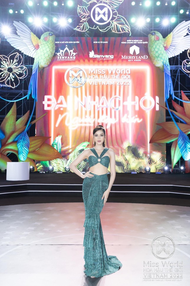 Hoa hậu Đỗ Thị Hà trổ tài catwalk điêu luyện với bộ váy nóng bỏng cách điệu từ nội y-2